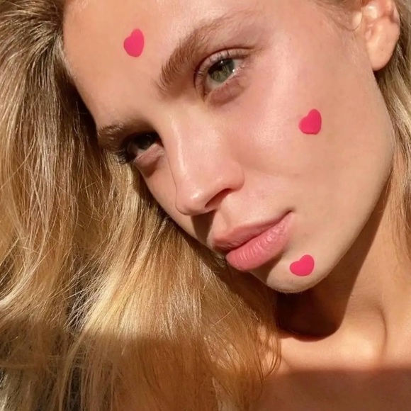 TONYMOLY
Minions Nourishing Hand Mask
& Blemish Patch - Picture 9 of 10